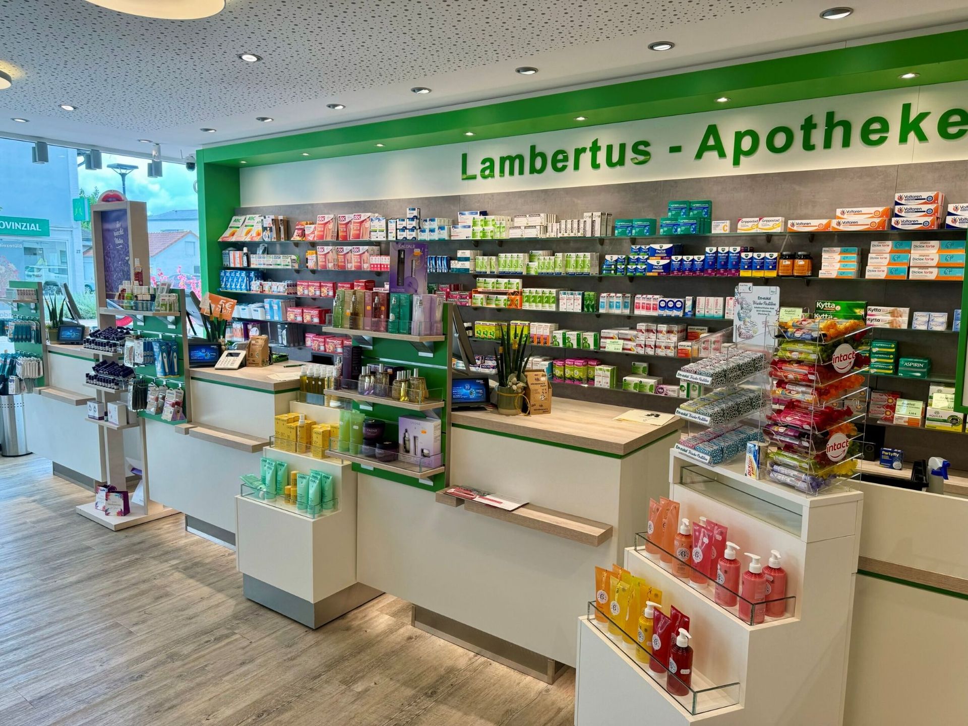 Eine Apotheke mit vollen Regalen, Kasse und Dekorationen